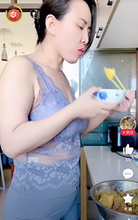 吃饭的身材很棒的阿姨