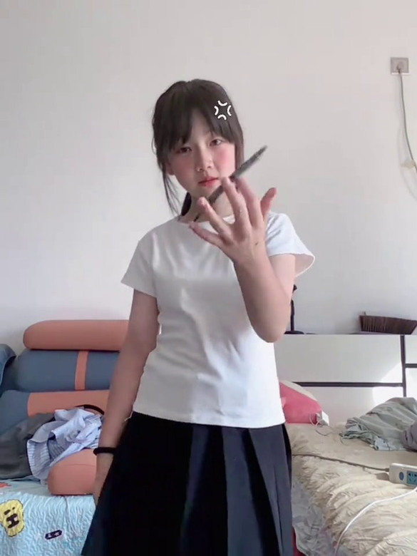 小美女跳舞