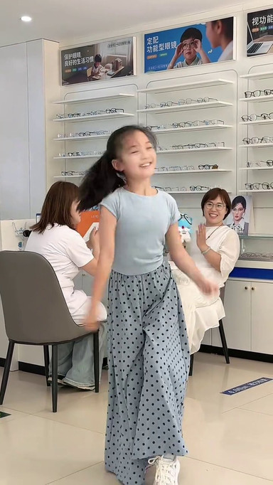 治愈系笑容 #爱跳舞的小姑娘 #月亮照山川