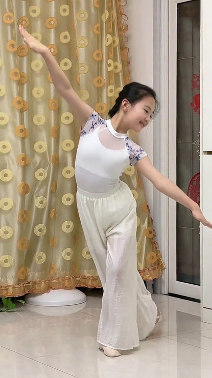 治愈系笑容 #爱跳舞的小姑娘 #爱琴海