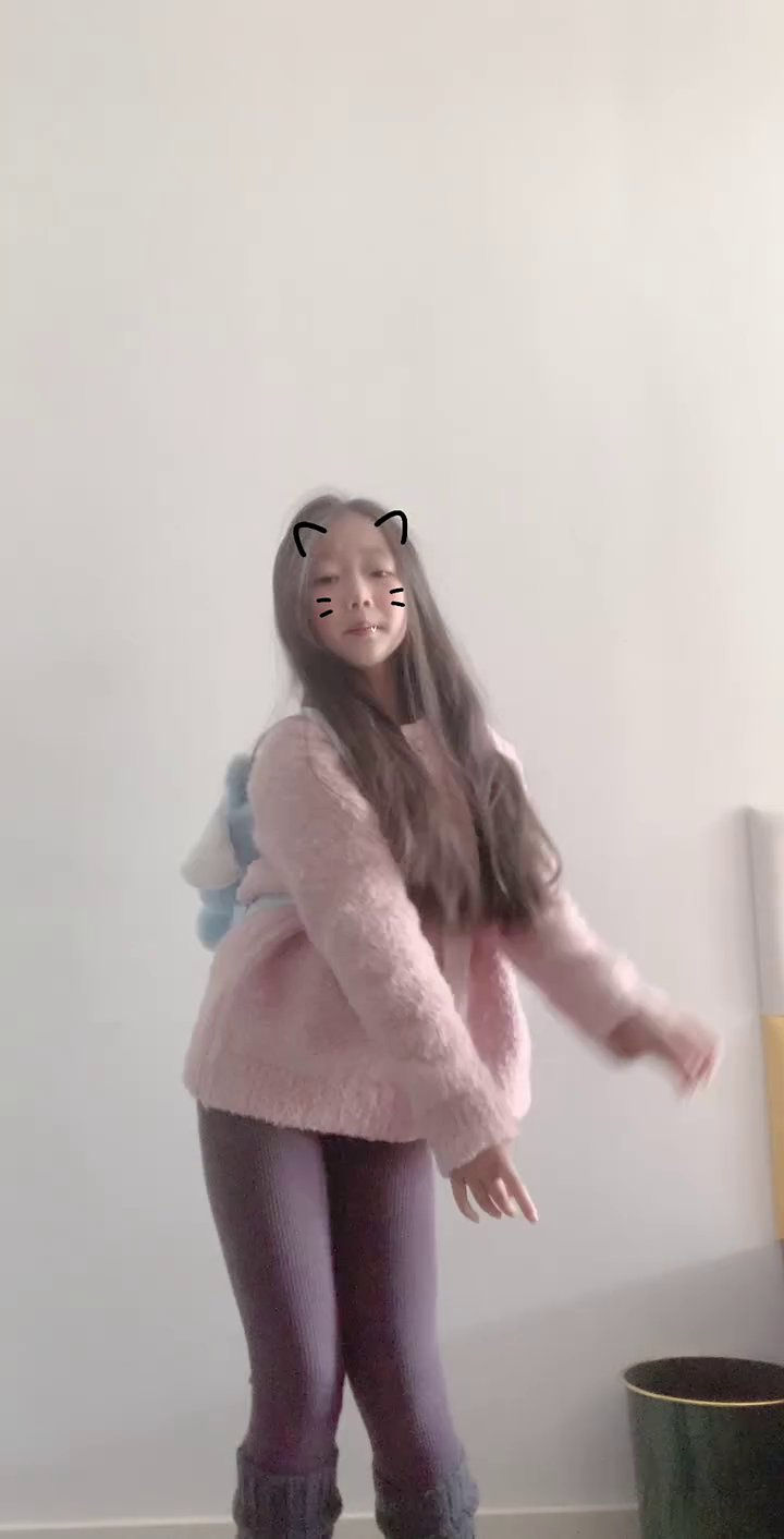 爱跳舞的女孩，背书包